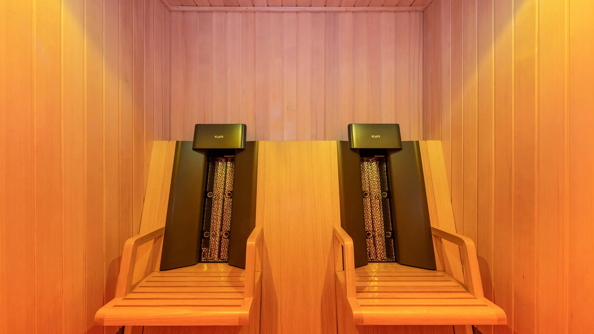 Hotel Eggerhof *** © Franz Gerdl Holzsauna mit zwei ergonomischen Liegestühlen und Heizgeräten