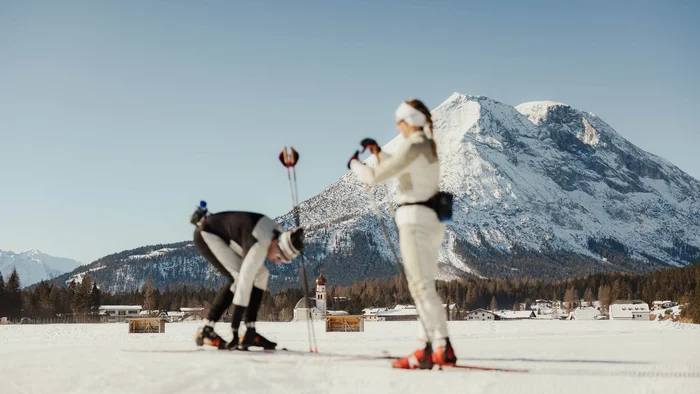 Warum ist Zink im Langlaufsport wichtig? © Alex Moling Zwei Langläufer auf verschneiter Loipe vor Alpenpanorama