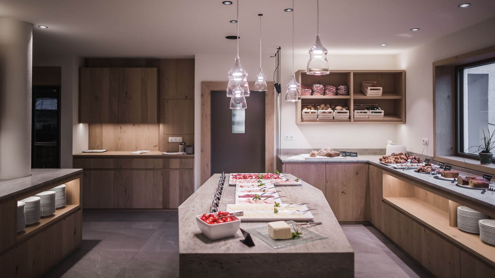 Moderne Küche mit Buffet und frischen Lebensmitteln auf einer Insel