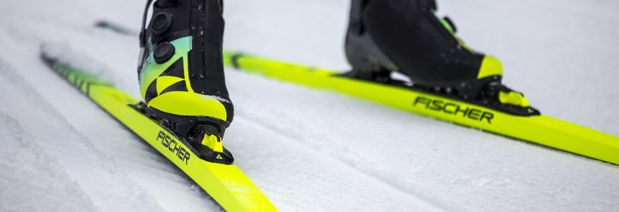 Skilanglaufskier und Stiefel auf Schnee von Fischer
