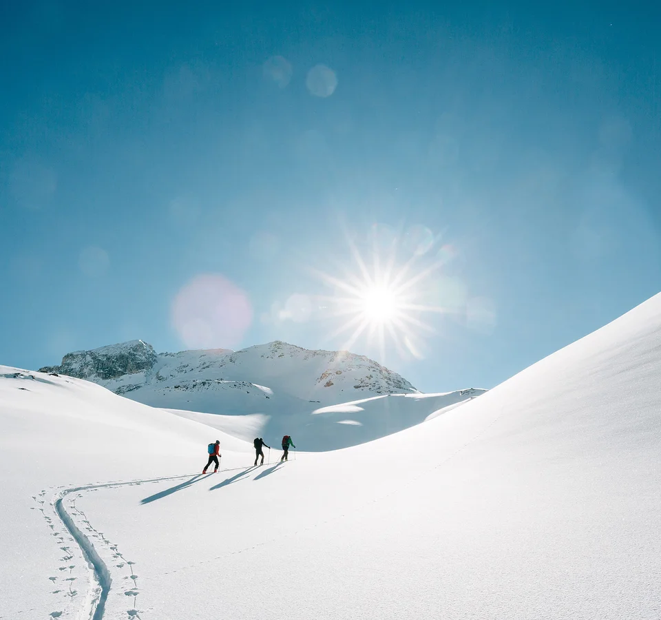 Alpiner Geheimtipp Passeiertal © Tourismusverein Passeiertal - Benjamin Pfitscher Drei Personen wandern im Schnee bei strahlendem Sonnenschein in den Bergen