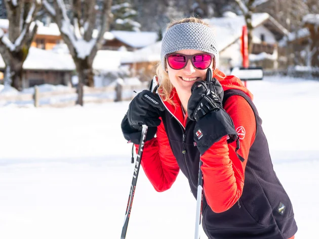 Schneesicher langlaufen: Wo Snowfarming in Österreich frühen Saisonstart möglich macht
© Tourismusverband Kaiserwinkl Lächelnde Frau mit Winterkleidung und Skistöcken im Schnee