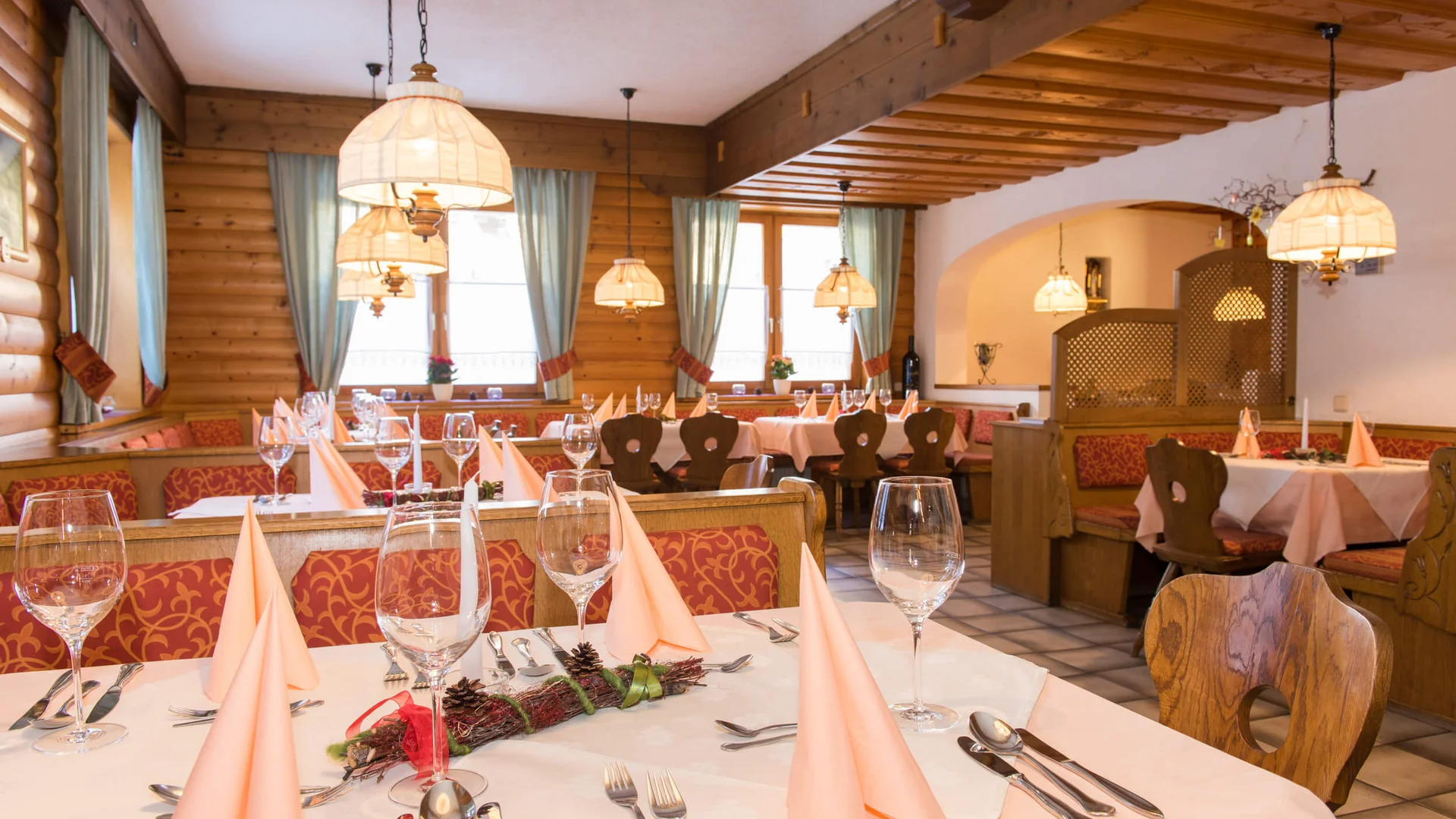 Hotel Eggerhof *** © Franz Gerdl Rustikales Restaurant mit gedeckten Tischen und Holzdekor