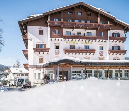 Hotel Union © Harald Wisthaler Hotel Union in snow with skiers and clear sky