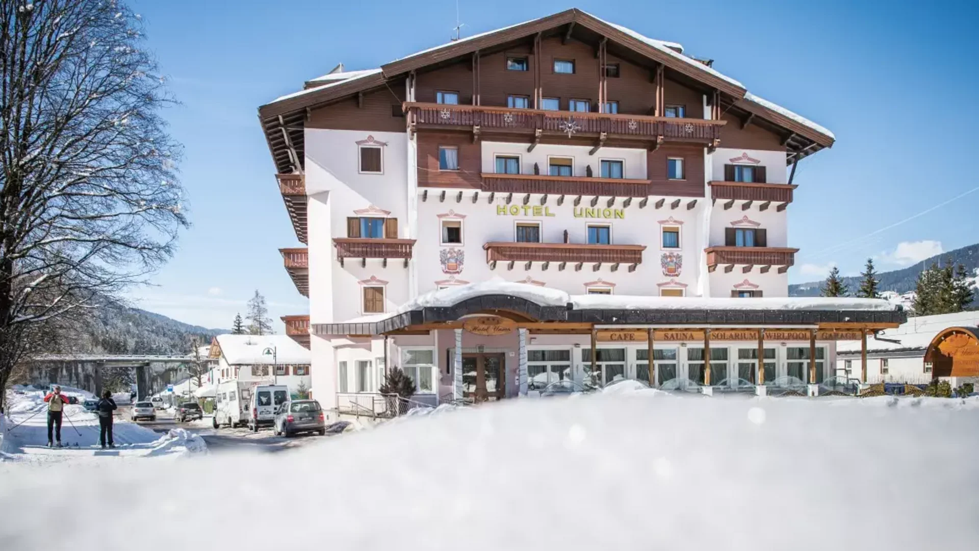Hotel Union ***S © Harald Wisthaler Hotel Union im Schnee mit Skifahrern und klarem Himmel