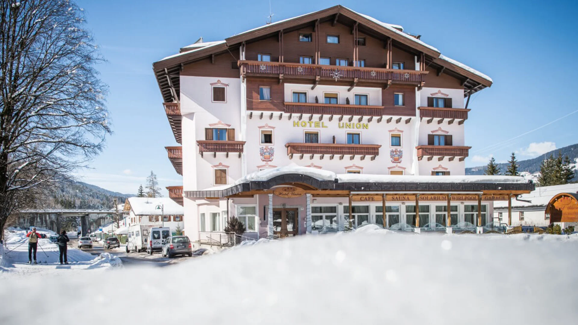 Hotel Union ***S © Harald Wisthaler Hotel Union im Schnee mit Skifahrern und klarem Himmel