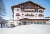 Sammelanfragen © Harald Wisthaler Hotel Union im Schnee mit Skifahrern und klarem Himmel