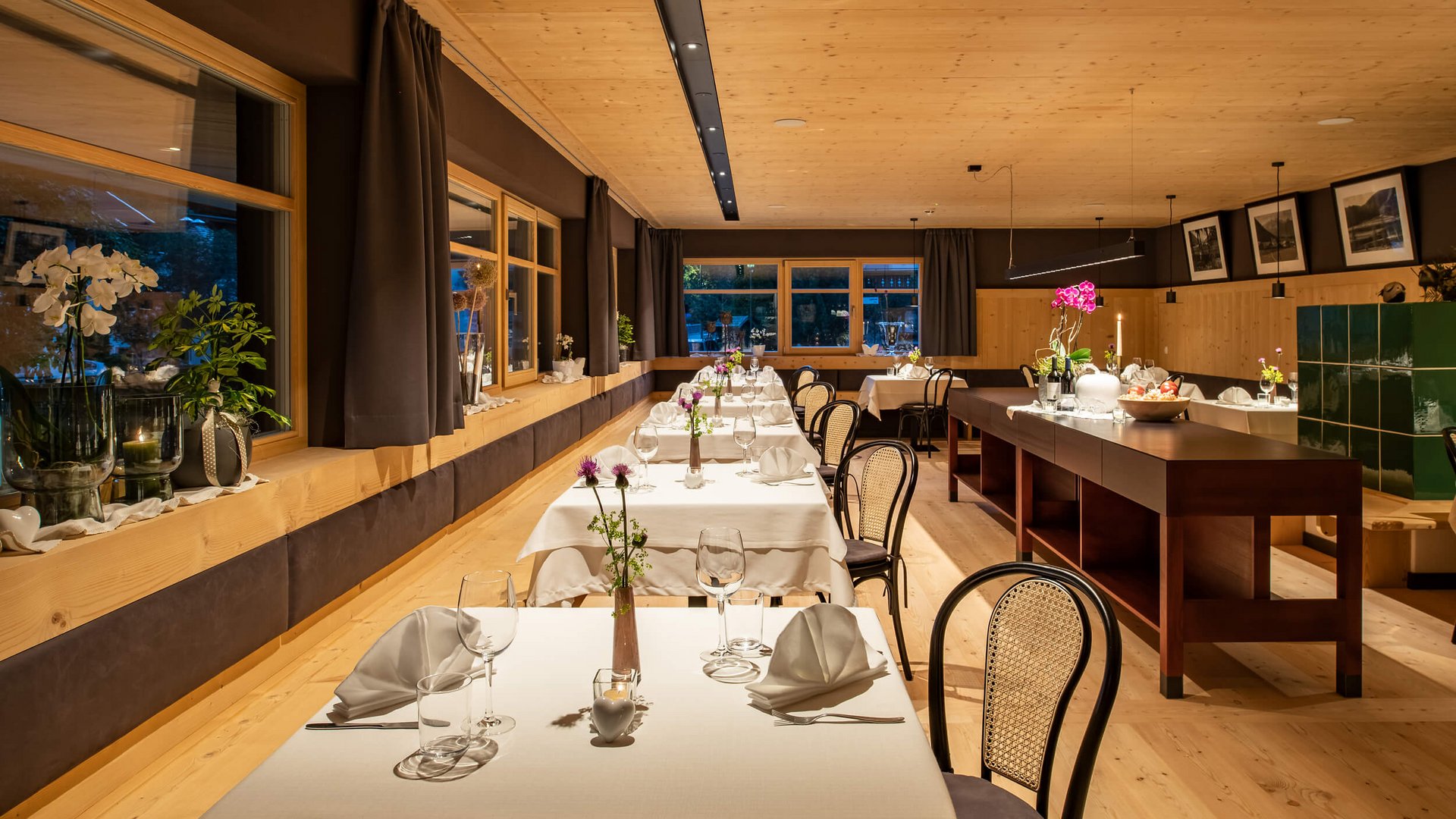 Gemütlicher Restaurantbereich mit gedeckten Tischen und Holzeinrichtung