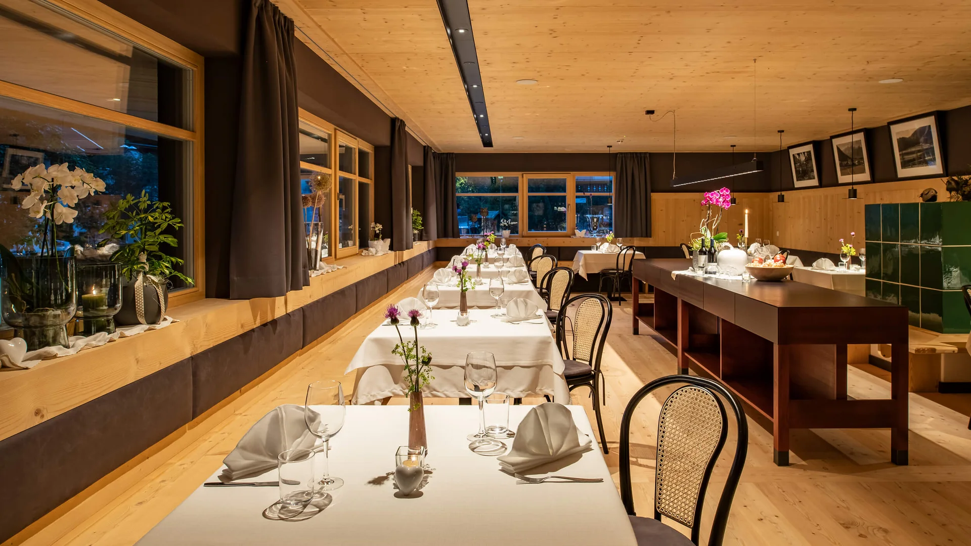 Hotel Brunnerhof © Hotel Brunnerhof der Brunner Christina & Co. KG Gemütlicher Restaurantbereich mit gedeckten Tischen und Holzeinrichtung