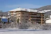 Sammelanfragen © Apparthotel Germania GmbH Großes Hotel in verschneiter Winterlandschaft mit Bergen im Hintergrund