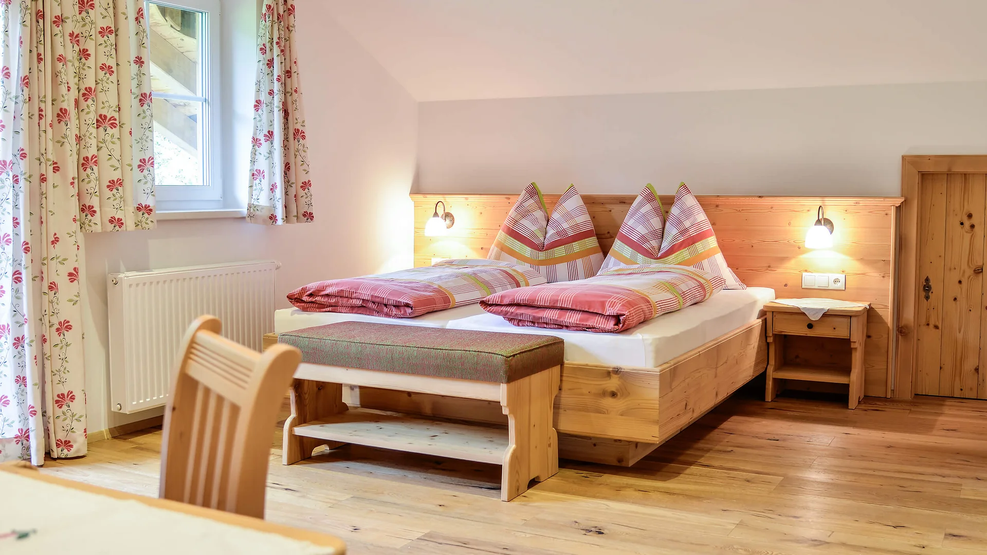 Bauernhof Krahlehen © Thomas Müller Cozy bedroom with wooden furniture and checkered bed covers