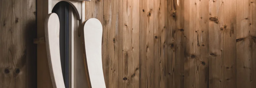 Holzsauna mit Licht und Rückenlehnen an der Wand