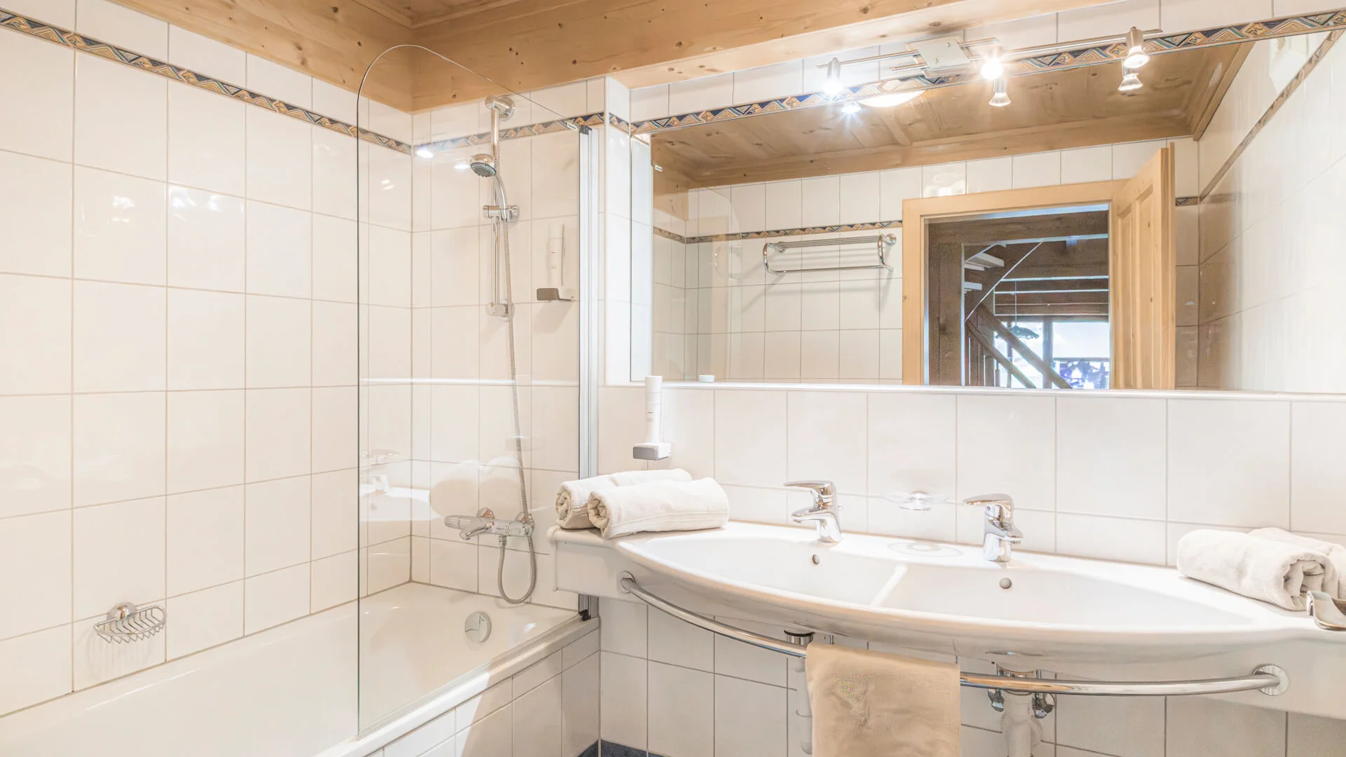 Bauerndörfl Rindereben © Bernd Suppan Bright bathroom with bathtub, shower screen, and double sink