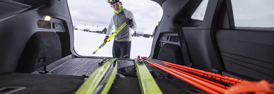 Die richtige Langlaufski-Länge
© Fischer Sports GmbH Person packt Langlaufskier und Stöcke in den Kofferraum eines Autos