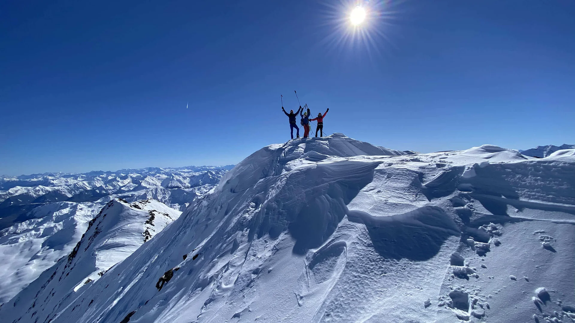 Skitourenkurs © Petra und Jürgen Widmann Drei Menschen auf schneebedecktem Gipfel bei sonnigem Himmel