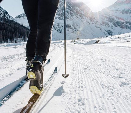 Drei Loipen, ein Gefühl: Passeiertal © Tourismusverein Passeiertal - Benjamin Pfitscher Person beim Langlaufen auf verschneiter Strecke mit Berglandschaft im Hintergrund