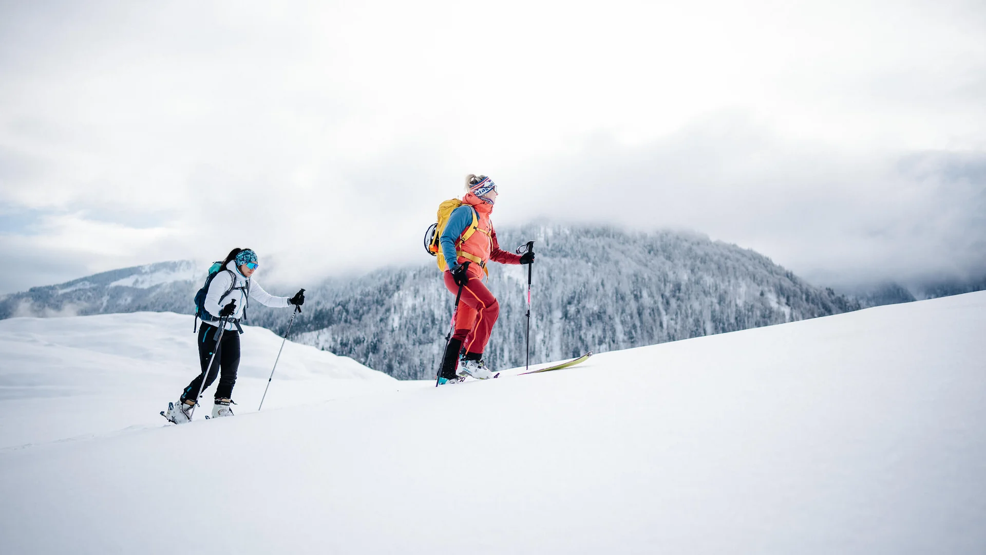 Ski touring holidays in Nassfeld-Pressegger See | Lesachtal | Weissensee © Martin Hoffmann Two skiers hiking in snow with mountain background