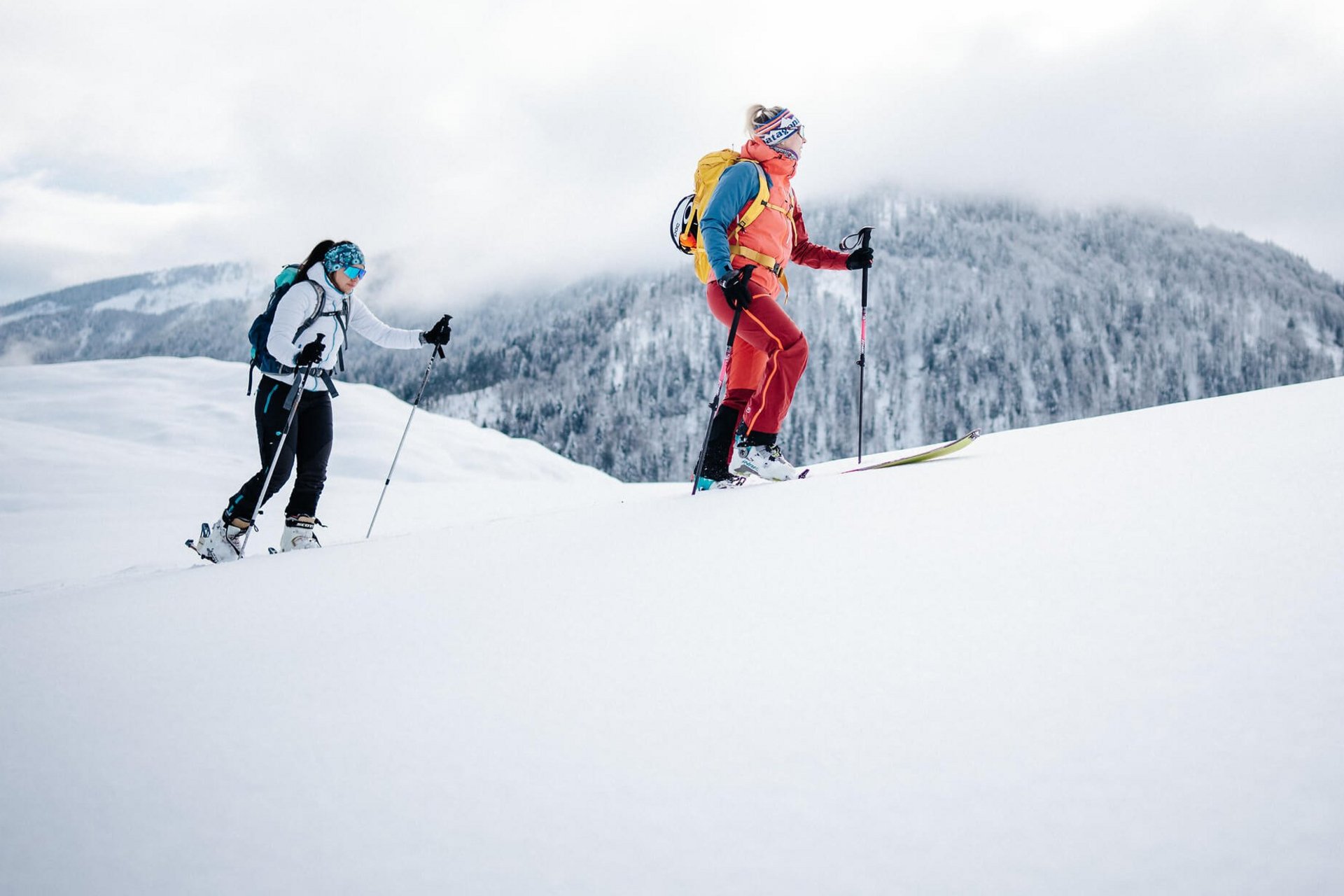 Zwei Skifahrer wandern im Schnee mit Berg im Hintergrund