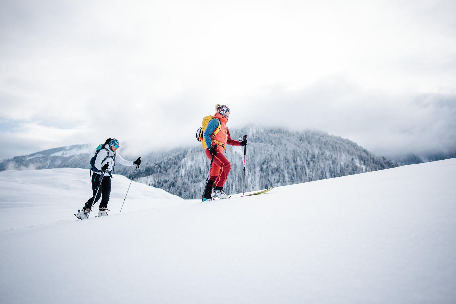 Zwei Skifahrer wandern im Schnee mit Berg im Hintergrund