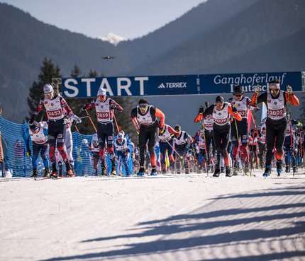 Langläufer starten ein Rennen bei Ganghoferlauf Leutasch im Schnee
