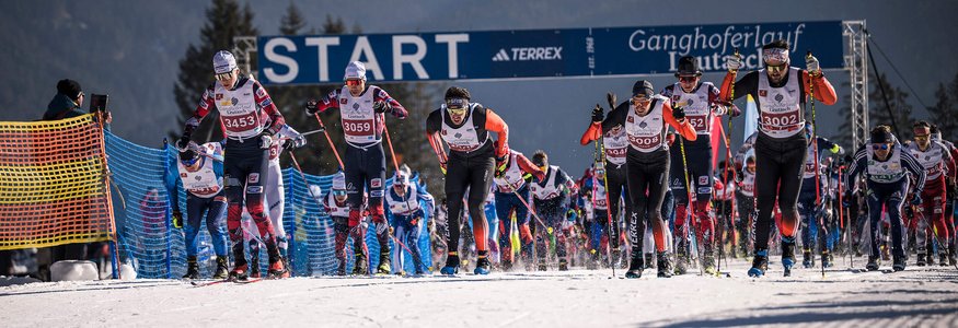 Langläufer starten ein Rennen bei Ganghoferlauf Leutasch im Schnee