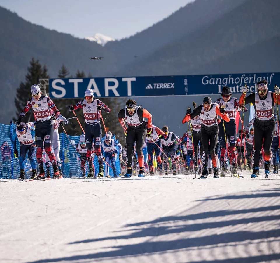 Langläufer starten ein Rennen bei Ganghoferlauf Leutasch im Schnee