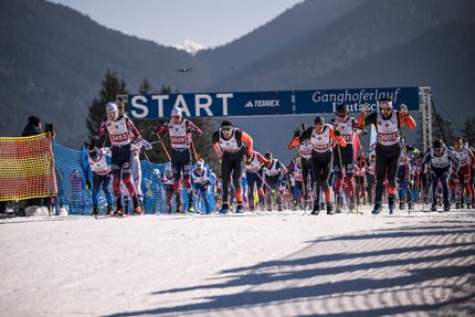 Langläufer starten ein Rennen bei Ganghoferlauf Leutasch im Schnee