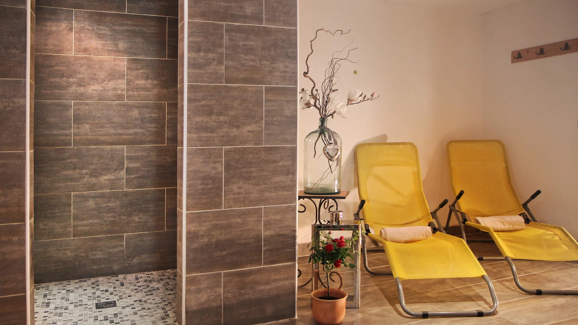 Bauerndörfl Rindereben © Bauerndörfl Rindereben Relaxation area with yellow lounge chairs and flower decoration