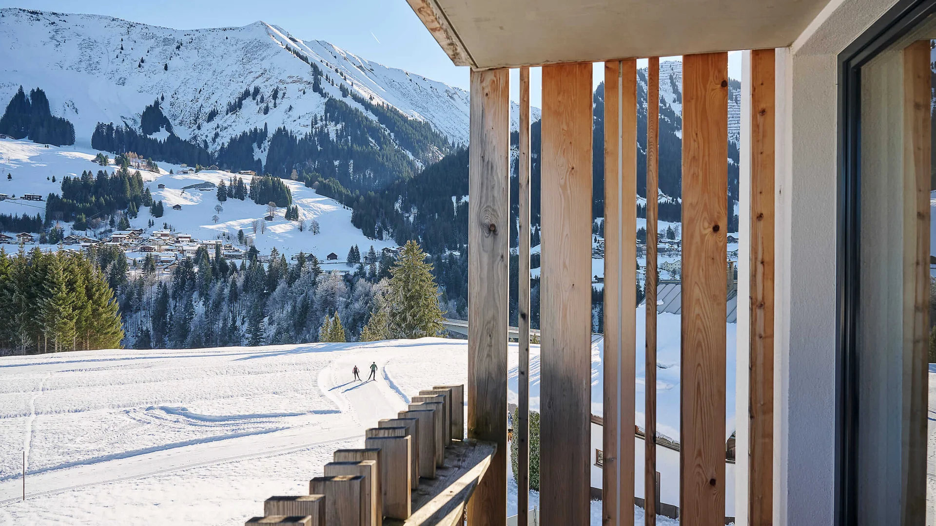Genuss- und Aktivhotel Sonnenburg **** © Alexander Kaiser Blick vom Balkon auf verschneite Berge und ein Dorf
