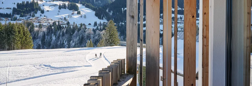 Genuss- und Aktivhotel Sonnenburg **** © Alexander Kaiser Blick vom Balkon auf verschneite Berge und ein Dorf
