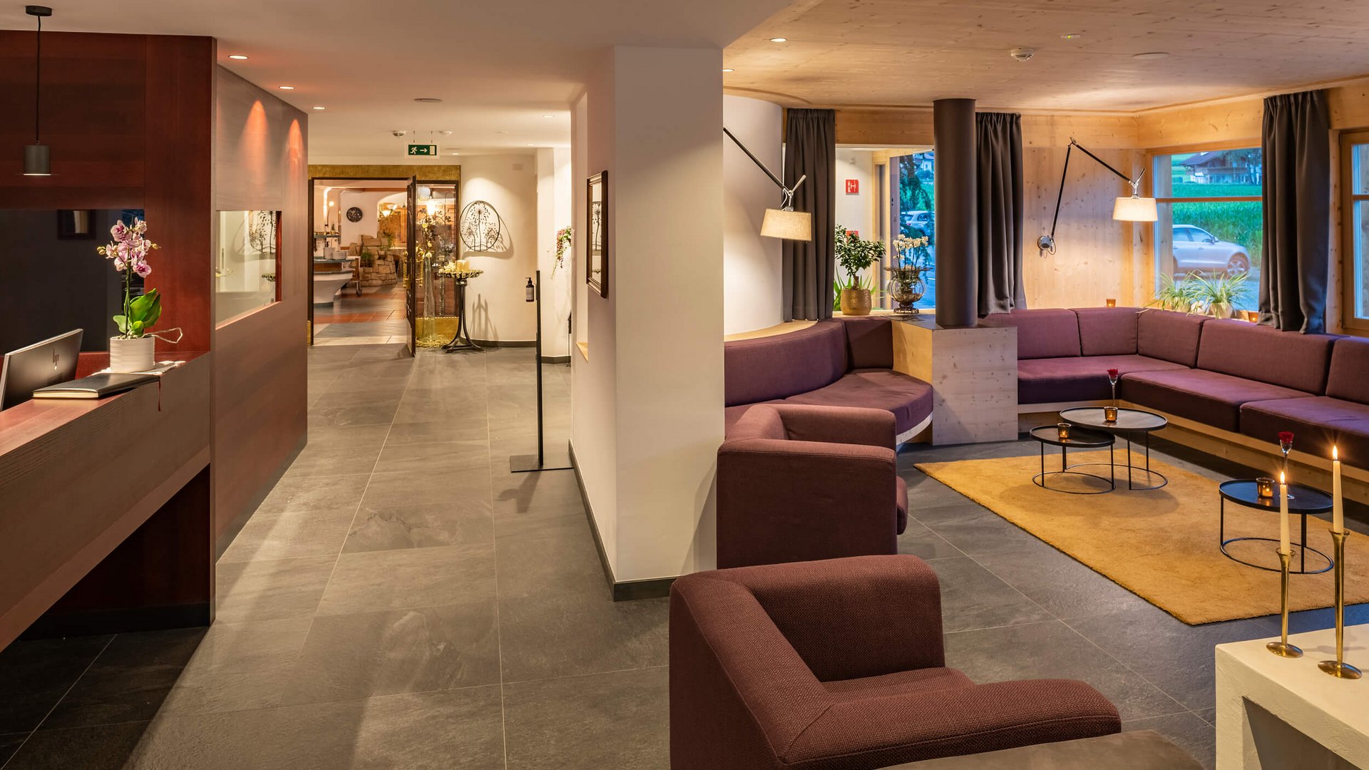 Moderner Hotellobby mit Wartebereich und Rezeption
