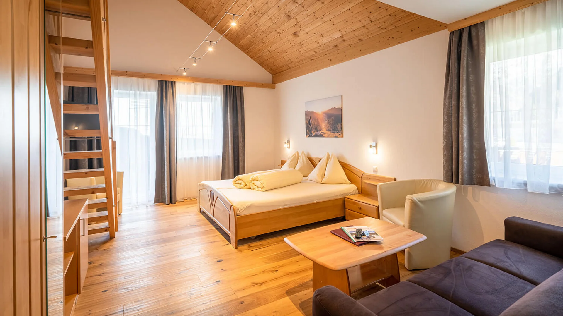 Hotel Eggerhof *** © Franz Gerdl Gemütliches Hotelzimmer mit Holzbett, Sofa und Dachschräge