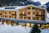 Sammelanfragen © Harald Wisthaler Modernes Hotel in verschneiter Berglandschaft mit beleuchteten Balkonen