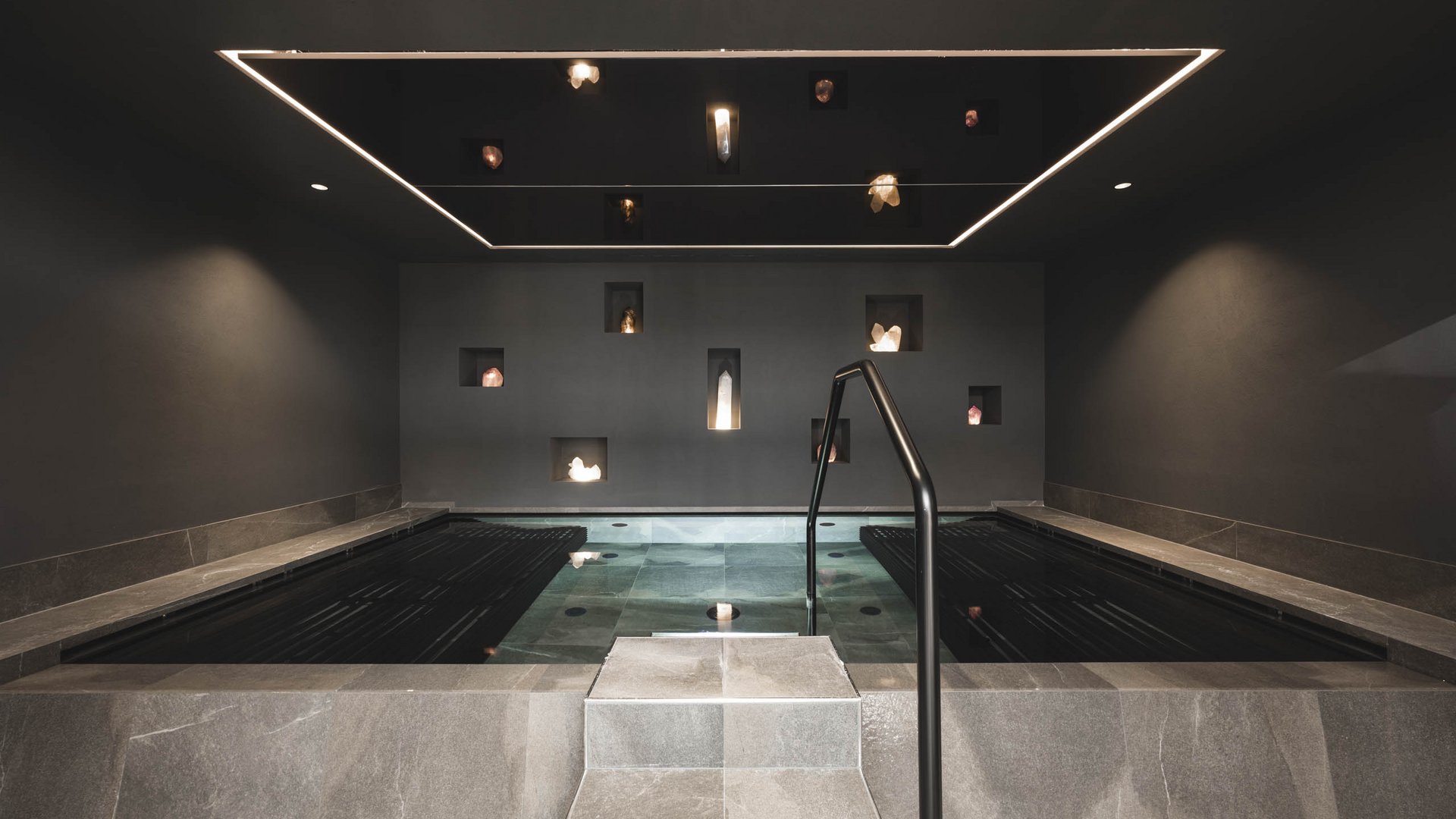Moderner Wellness-Pool mit Stufen und sanfter Beleuchtung