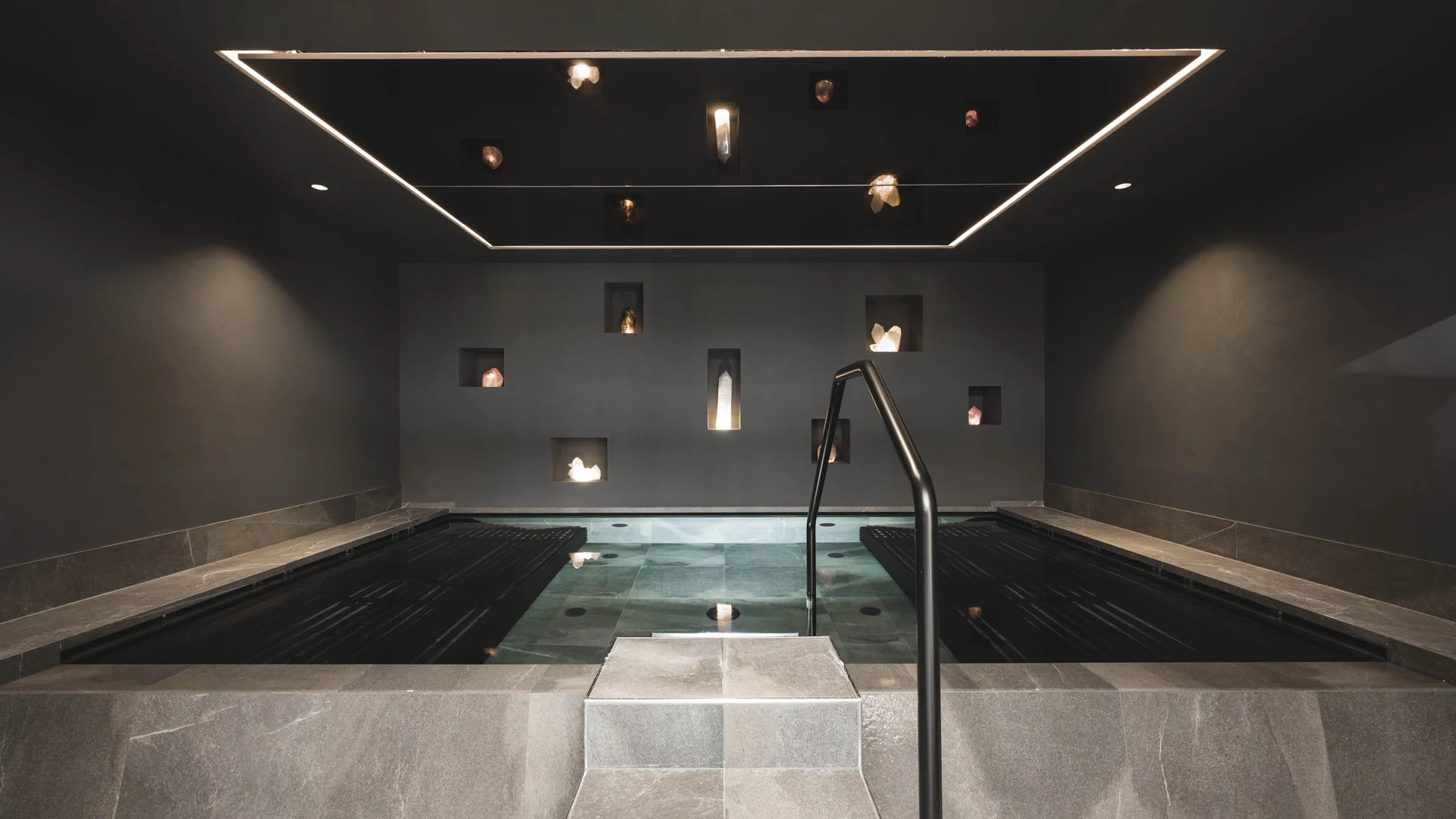 Moderner Wellness-Pool mit Stufen und sanfter Beleuchtung