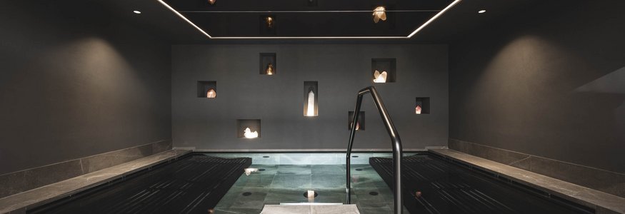 Fit durch den Sommer © Hannes Niederkofler Moderner Wellness-Pool mit Stufen und sanfter Beleuchtung