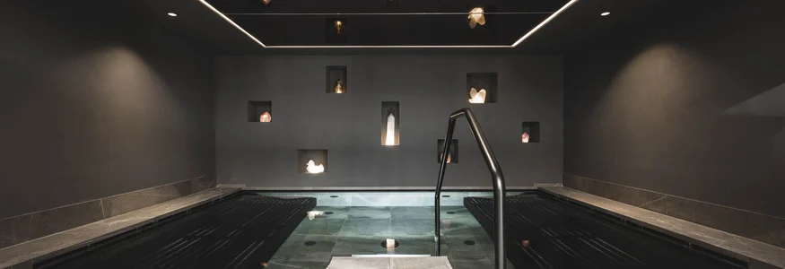 Fit durch den Sommer © Hannes Niederkofler Moderner Wellness-Pool mit Stufen und sanfter Beleuchtung