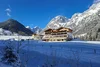 Sammelanfragen © Christoph Hedegger Hotel in verschneiter Berglandschaft unter klarem blauem Himmel