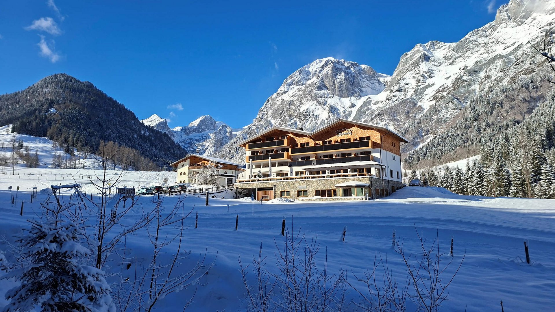 Berghotel Lämmerhof *** © Christoph Hedegger Hotel in verschneiter Berglandschaft unter klarem blauem Himmel
