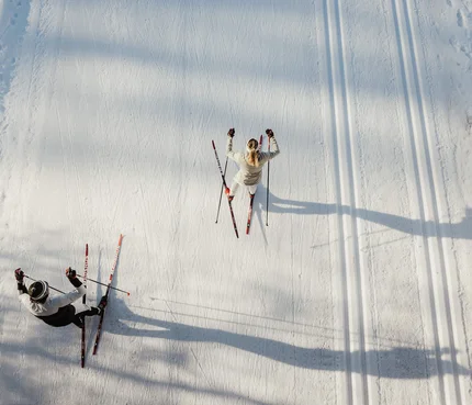 Livigno © Alex Moling Zwei Menschen beim Langlaufen auf verschneiter Loipe von oben gesehen