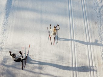 Livigno © Alex Moling Zwei Menschen beim Langlaufen auf verschneiter Loipe von oben gesehen