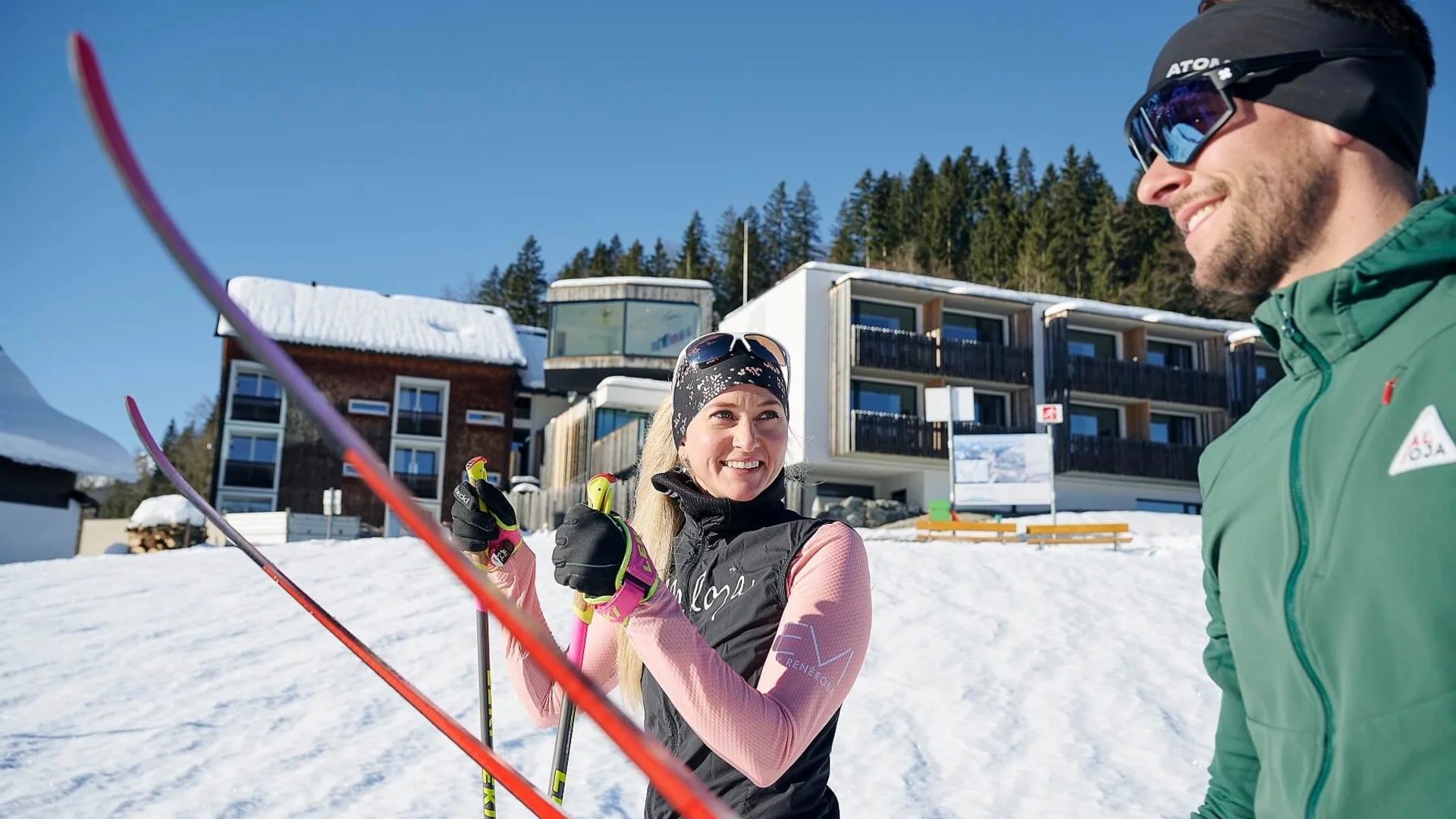 Genuss- und Aktivhotel Sonnenburg **** © Alexander Kaiser Zwei Langläufer mit Skistöcken vor verschneiten Gebäuden