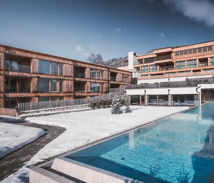 Moderne Holzhäuser mit Pool im winterlichen Schnee