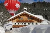 Sammelanfragen © Krahlehenhof - Fam. Haitzmann Heißluftballon über schneebedecktem Haus in winterlicher Landschaft