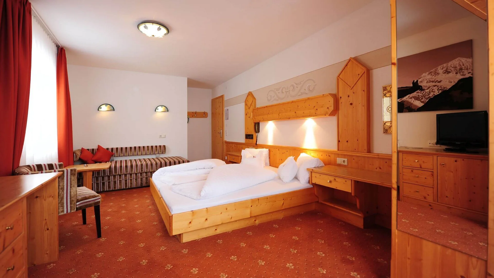 Hotel Toni *** © Hotel Toni - Familie Walter KG Cozy hotel room with wooden furniture and double bed