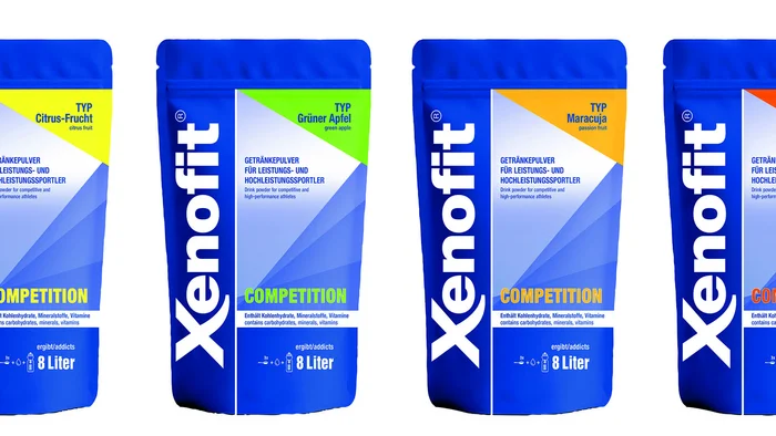 Sporternährung für längere Ausdauer © Xenofit GmbH Vier blaue Xenofit-Competition-Beutel mit Getränkepulver in verschiedenen Geschmacksrichtungen