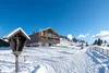 Sammelanfragen © Jonas Eisenstecken Schneebedecktes Berghaus mit Winterweg und hölzernem Kreuz in den Alpen