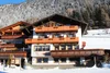 Sammelanfragen © Petra und Jürgen Widmann Alpenhaus mit verschneiten Bäumen im Hintergrund unter blauem Himmel