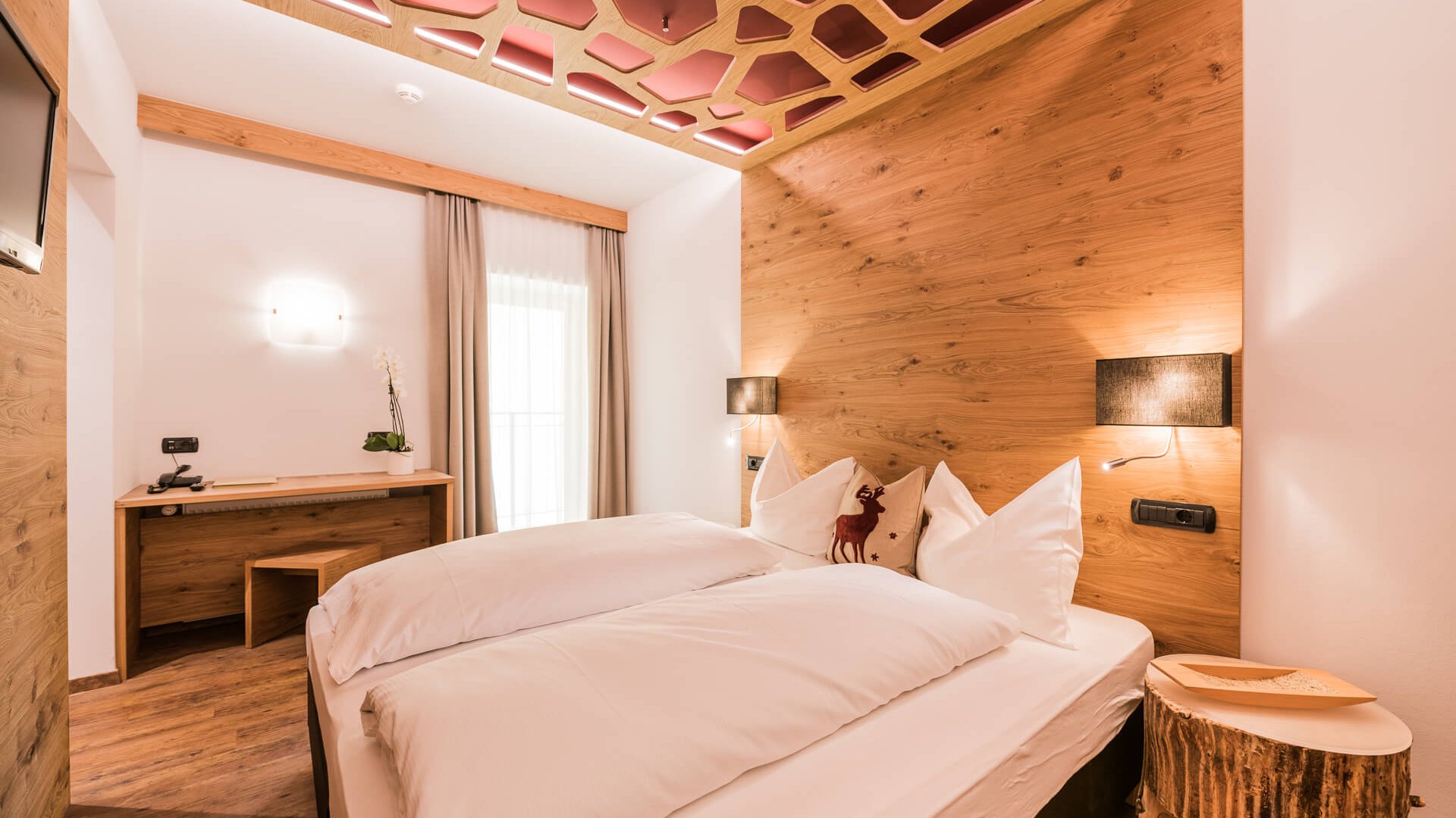 Gemütliches Hotelzimmer mit Doppelbett und Holzakzenten