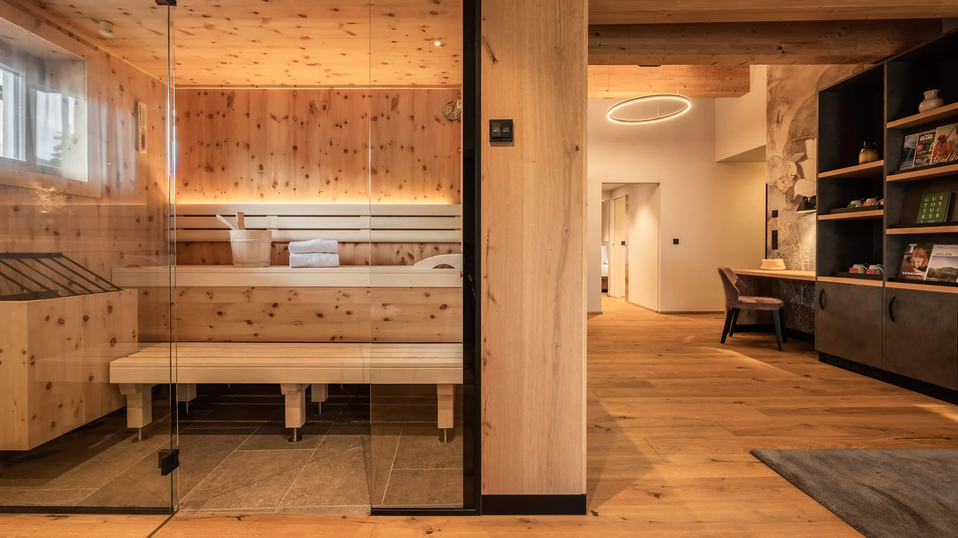 Langlaufwoche mit Kurs © David Johansson Moderner Saunabereich mit Holzwänden und Glasabtrennung neben offener Lounge